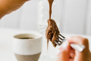 チョコレートソースをかけたブラウニーのイメージ